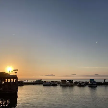 La Baie Climatise, Vue Mer, Pour 4 Personnes Avec Piscine Sur La Presqu'ile De Giens A *