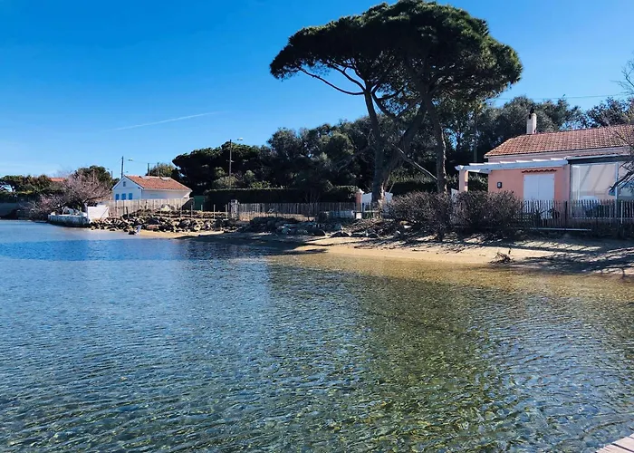 La Baie Climatise, Vue Mer, Pour 4 Personnes Avec Piscine Sur La Presqu'ile De Giens A Apartment