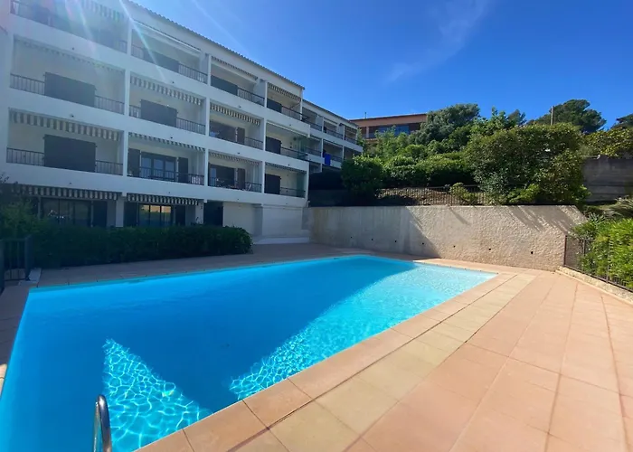 La Baie Climatise, Vue Mer, Pour 4 Personnes Avec Piscine Sur La Presqu'ile De Giens A Apartment