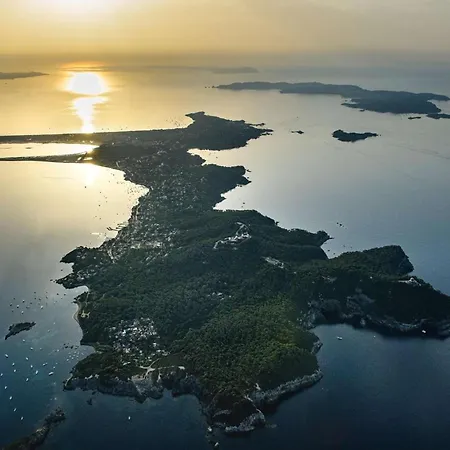 La Baie Climatise, Vue Mer, Pour 4 Personnes Avec Piscine Sur La Presqu'ile De Giens A *