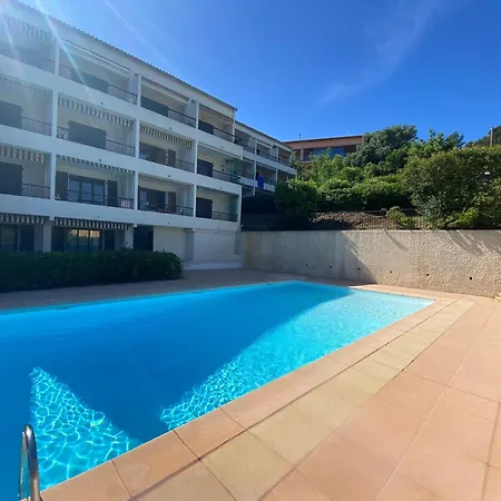 La Baie Climatise, Vue Mer, Pour 4 Personnes Avec Piscine Sur La Presqu'ile De Giens A Appartement